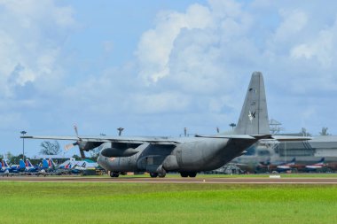 Langkawi, Malezya - 28 Mayıs 2023. Malezya Kraliyet Hava Kuvvetleri 'nden Lockheed C-130H-30 Hercules M30-16 TUDM Langkawi Havaalanı (LGK), Malezya.