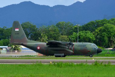 Langkawi, Malezya - 28 Mayıs 2023. Endonezya Hava Kuvvetleri Lockheed C-130H (A-1315) Herkül Langkawi Havaalanı (LGK), Malezya.