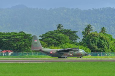 Langkawi, Malezya - 28 Mayıs 2023. Endonezya Hava Kuvvetleri Lockheed C-130H (A-1315) Herkül Langkawi Havaalanı (LGK), Malezya.