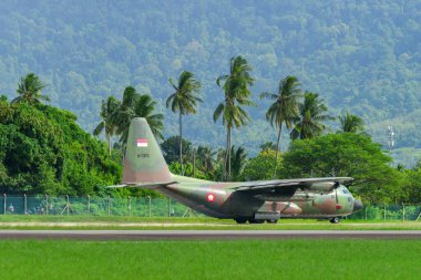 Langkawi, Malezya - 28 Mayıs 2023. Endonezya Hava Kuvvetleri Lockheed C-130H (A-1315) Herkül Langkawi Havaalanı (LGK), Malezya.