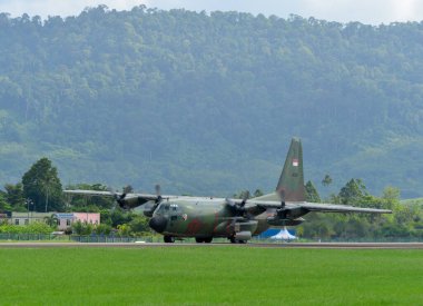 Langkawi, Malezya - 28 Mayıs 2023. Endonezya Hava Kuvvetleri Lockheed C-130H (A-1315) Herkül Langkawi Havaalanı (LGK), Malezya.