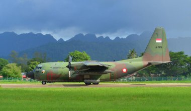 Langkawi, Malezya - 28 Mayıs 2023. Endonezya Hava Kuvvetleri Lockheed C-130H (A-1315) Herkül Langkawi Havaalanı (LGK), Malezya.