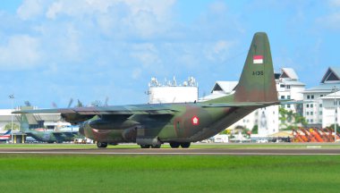 Langkawi, Malezya - 28 Mayıs 2023. Endonezya Hava Kuvvetleri Lockheed C-130H (A-1315) Herkül Langkawi Havaalanı (LGK), Malezya.
