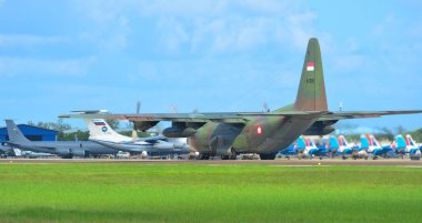 Langkawi, Malezya - 28 Mayıs 2023. Endonezya Hava Kuvvetleri Lockheed C-130H (A-1315) Herkül Langkawi Havaalanı (LGK), Malezya.
