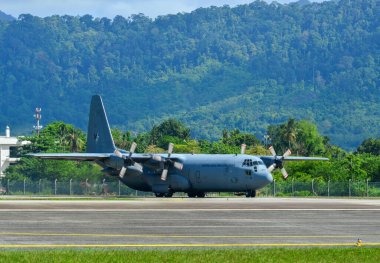 Langkawi, Malezya - 28 Mayıs 2023. Malezya Kraliyet Hava Kuvvetleri 'nden Lockheed C-130H-30 Hercules M30-12 TUDM Langkawi Havaalanı (LGK), Malezya.