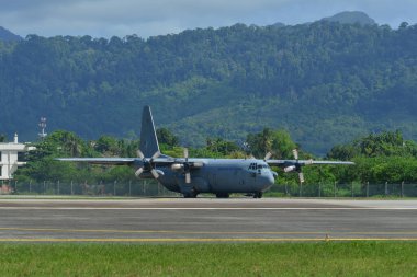 Langkawi, Malezya - 28 Mayıs 2023. Malezya Kraliyet Hava Kuvvetleri 'nden Lockheed C-130H-30 Hercules M30-12 TUDM Langkawi Havaalanı (LGK), Malezya.