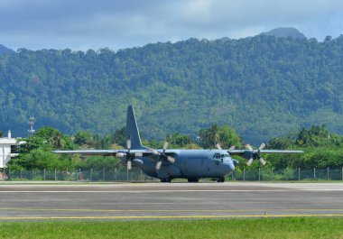Langkawi, Malezya - 28 Mayıs 2023. Malezya Kraliyet Hava Kuvvetleri 'nden Lockheed C-130H-30 Hercules M30-12 TUDM Langkawi Havaalanı (LGK), Malezya.