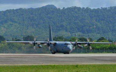 Langkawi, Malezya - 28 Mayıs 2023. Malezya Kraliyet Hava Kuvvetleri 'nden Lockheed C-130H-30 Hercules M30-12 TUDM Langkawi Havaalanı (LGK), Malezya.