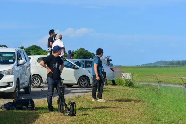 Langkawi, Malezya - 28 Mayıs 2023. Fotoğrafçılar Langkawi Havaalanı 'nda (LGK) uçakların fotoğraflarını çekmek için bekliyorlar..