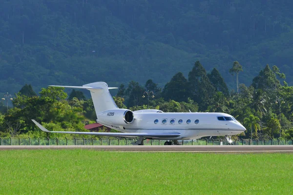 Langkawi, Malezya - 28 Mayıs 2023. Özel uçak Gulfstream G500 (N399) Langkawi Havaalanı (LGK), Malezya.