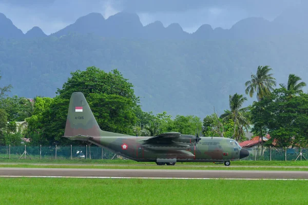 Langkawi, Malezya - 28 Mayıs 2023. Endonezya Hava Kuvvetleri Lockheed C-130H (A-1315) Herkül Langkawi Havaalanı (LGK), Malezya.