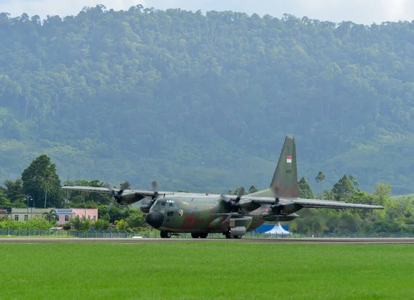 马来西亚兰卡维 2023年5月28日 印度尼西亚空军洛克希德C 130H 1315 大力士滑行道从马来西亚兰卡维机场起飞 — 图库照片