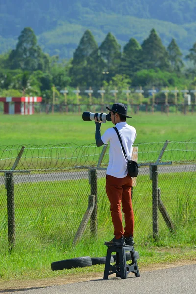 Langkawi Malasia Mayo 2023 Fotógrafo Extranjero Espera Tomar Fotos Aviones —  Fotos de Stock