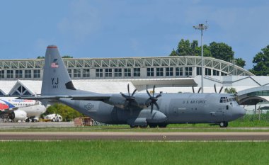 Langkawi, Malezya - 28 Mayıs 2023. Birleşik Devletler Hava Kuvvetleri (USAF) Lockheed C-130J (YJ 843) Langkawi Havaalanı (LGK), Malezya.