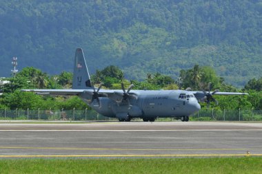 Langkawi, Malezya - 28 Mayıs 2023. Birleşik Devletler Hava Kuvvetleri (USAF) Lockheed C-130J (YJ 843) Langkawi Havaalanı (LGK), Malezya.