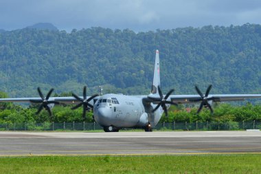 Langkawi, Malezya - 28 Mayıs 2023. Birleşik Devletler Hava Kuvvetleri (USAF) Lockheed C-130J (YJ 843) Langkawi Havaalanı (LGK), Malezya.