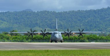 Langkawi, Malezya - 28 Mayıs 2023. Birleşik Devletler Hava Kuvvetleri (USAF) Lockheed C-130J (YJ 843) Langkawi Havaalanı (LGK), Malezya.