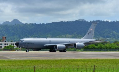 Langkawi, Malezya - 28 Mayıs 2023. Birleşik Devletler Hava Kuvvetleri (USAF) KC-135 Stratotanker AMC 10294 Langkawi Havaalanı (LGK), Malezya.