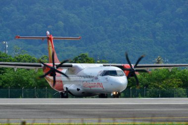 Langkawi, Malezya - 28 Mayıs 2023. 9M-FYD Ateşböceği ATR 72-500 Langkawi Havaalanı (LGK), Malezya.