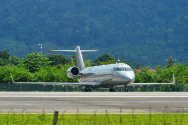 Langkawi, Malezya - 28 Mayıs 2023. VistaJet Malta 9H-ILI Mitsubishi Challenger 850 Langkawi Havaalanı (LGK), Malezya.