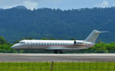 Langkawi, Malezya - 28 Mayıs 2023. VistaJet Malta 9H-ILI Mitsubishi Challenger 850 Langkawi Havaalanı (LGK), Malezya.