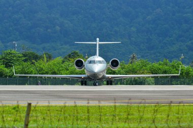 Langkawi, Malezya - 28 Mayıs 2023. VistaJet Malta 9H-ILI Mitsubishi Challenger 850 Langkawi Havaalanı (LGK), Malezya.