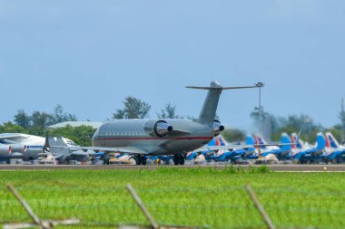 Langkawi, Malezya - 28 Mayıs 2023. VistaJet Malta 9H-ILI Mitsubishi Challenger 850 Langkawi Havaalanı (LGK), Malezya.