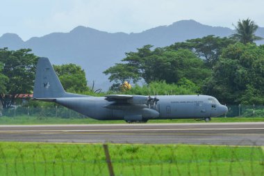 Langkawi, Malezya - 28 Mayıs 2023. Malezya Kraliyet Hava Kuvvetleri 'nden Lockheed C-130H-30 Hercules M30-12 TUDM Langkawi Havaalanı (LGK), Malezya.