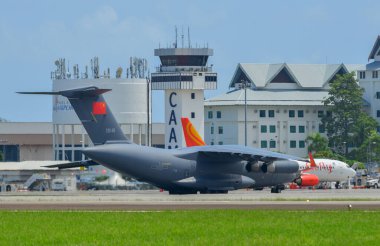 Langkawi, Malezya - 28 Mayıs 2023. PLA Çin Hava Kuvvetleri Xian Y-20A (20148) Langkawi Havalimanı (LGK), Malezya.