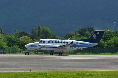 Langkawi, Malezya - 28 Mayıs 2023. 9M-PTA Malezya Kraliyet Polisi King Air B300 Langkawi Havaalanı (LGK), Malezya.