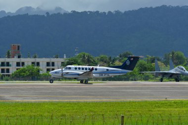 Langkawi, Malezya - 28 Mayıs 2023. 9M-PTA Malezya Kraliyet Polisi King Air B300 Langkawi Havaalanı (LGK), Malezya.