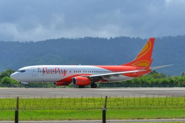 Langkawi, Malezya - 28 Mayıs 2023. 9M-MLF Firefly Boeing 737-800 (WL) Langkawi Havaalanı (LGK), Malezya.