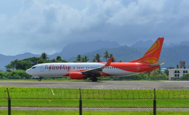 Langkawi, Malezya - 28 Mayıs 2023. 9M-MLF Firefly Boeing 737-800 (WL) Langkawi Havaalanı (LGK), Malezya.