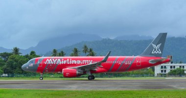 Langkawi, Malezya - 28 Mayıs 2023. MYAirline Airbus A320 (9M-DAC) Langkawi Havaalanı (LGK), Malezya.