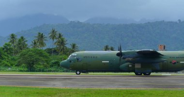 Langkawi, Malezya - 28 Mayıs 2023. Kore Hava Kuvvetleri (ROKAF) Lockheed Martin C-130J-30 Herkül (45-750) Langkawi Havaalanı (LGK), Malezya.