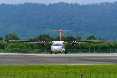 Langkawi, Malezya - 28 Mayıs 2023. 9M-FYD Ateşböceği ATR 72-500 Langkawi Havaalanı (LGK), Malezya.