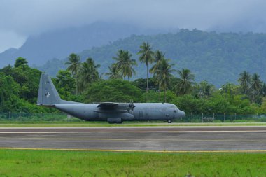 Langkawi, Malezya - 28 Mayıs 2023. Malezya Kraliyet Hava Kuvvetleri 'nden Lockheed C-130H-30 Hercules M30-16 TUDM Langkawi Havaalanı (LGK), Malezya.