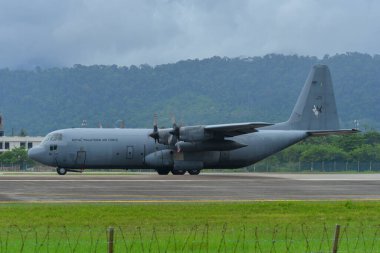 Langkawi, Malezya - 28 Mayıs 2023. Malezya Kraliyet Hava Kuvvetleri 'nden Lockheed C-130H-30 Hercules M30-16 TUDM Langkawi Havaalanı (LGK), Malezya.