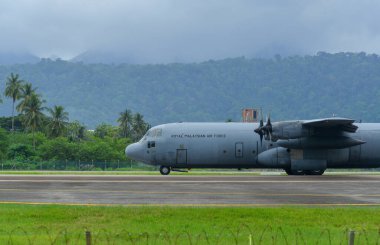 Langkawi, Malezya - 28 Mayıs 2023. Malezya Kraliyet Hava Kuvvetleri 'nden Lockheed C-130H-30 Hercules M30-16 TUDM Langkawi Havaalanı (LGK), Malezya.