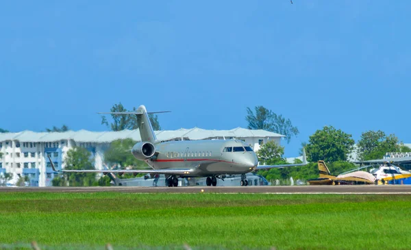 Langkawi, Malezya - 28 Mayıs 2023. VistaJet Malta 9H-ILI Mitsubishi Challenger 850 Langkawi Havaalanı (LGK), Malezya.