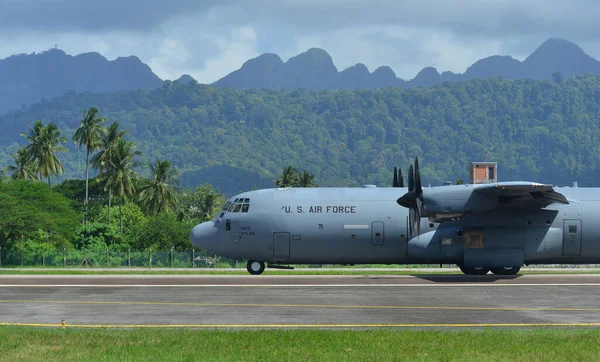 马来西亚兰卡维 2023年5月28日 美国空军洛克希德C 130J 843 超级大力士滑翔机从马来西亚兰卡维机场起飞 — 图库照片