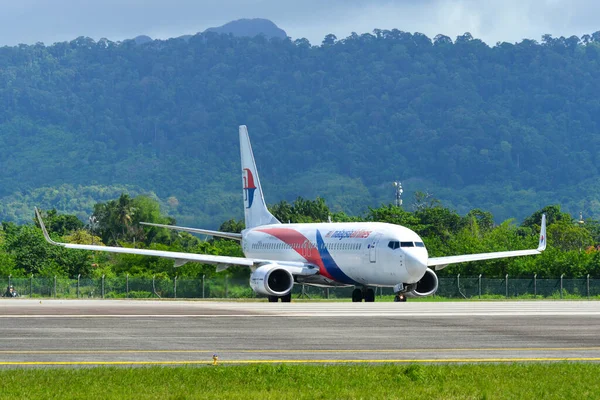 Langkawi, Malezya - 28 Mayıs 2023. 9M-MLM Malezya Havayolları Boeing 737-800 (WL) Langkawi Havaalanı (LGK), Malezya.