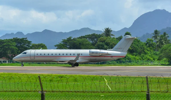 Langkawi, Malezya - 28 Mayıs 2023. VistaJet Malta 9H-ILI Mitsubishi Challenger 850 Langkawi Havaalanı (LGK), Malezya.