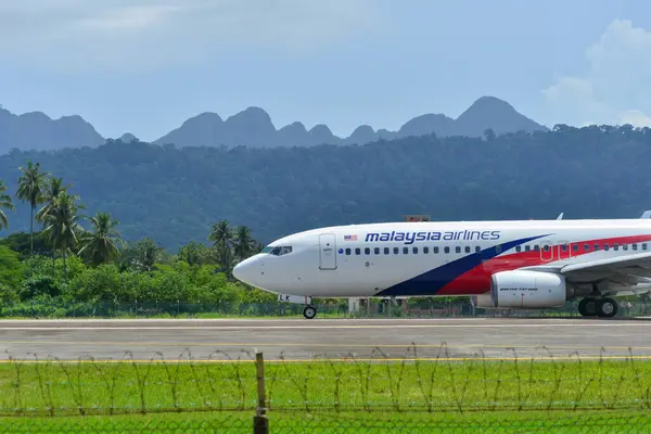 Langkawi, Malezya - 28 Mayıs 2023. 9M-MLK Malezya Havayolları Boeing 737-800 (WL) Langkawi Havaalanı (LGK), Malezya.