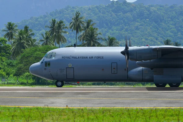 マレーシアのランカウイ 2023年5月28日 ロッキードC 130H 30ハーキュリーズM30 10マレーシアのランカウイ空港 Lgk から離陸するための課税王立マレーシア空軍のTudm — ストック写真
