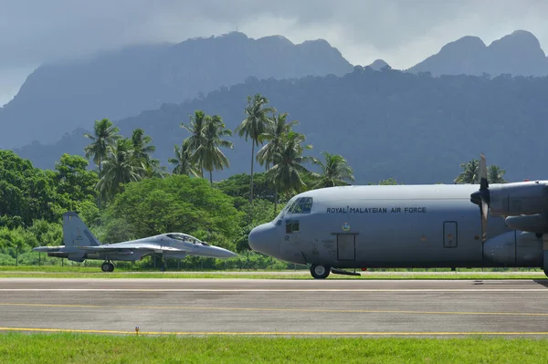 马来西亚Langkawi机场的军用飞机 — 图库照片