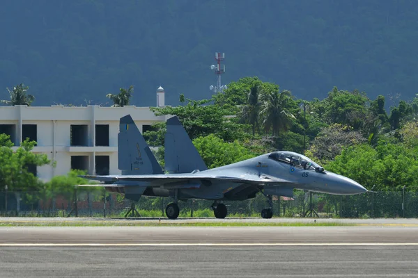 マレーシアのランカウイ 2023年5月28日 マレーシア空軍 Tudm M52 マレーシアのランカウイ空港 Lgk から離陸するためのSu Mkmタクシー — ストック写真