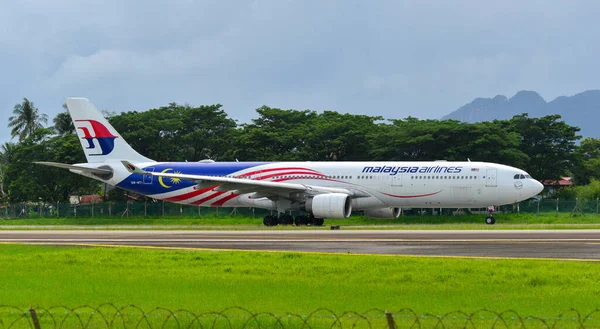 Langkawi, Malezya - 28 Mayıs 2023. 9M-MTI Malezya Havayolları Airbus A330-300 Langkawi Havaalanı (LGK), Malezya.