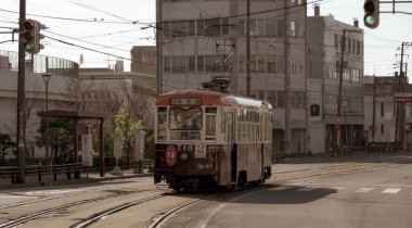 Hakodate, Japonya - 27 Nisan 2023. Hakodate, Hokkaido, Japonya sokaklarında çalışan klasik tramvay..