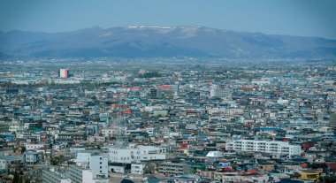 Hakodate, Japonya - 27 Nisan 2023. Japonya, Hokkaido 'daki Hakodate şehir manzarası. Goryokaku Kulesi 'nin gözlemevinden görüntü.